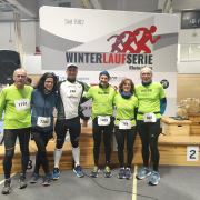 In Turnhalle stehen die LäuferInnen des RCV Thomas Zürker, Annabella Ringeisen, Maximilian Hahn, Christian Ritter, Gudrun Strauß und Alfred Krause (v.l.n.r.)