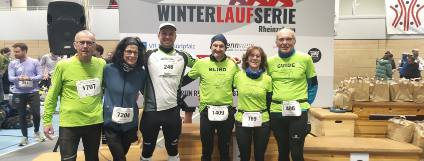 In Turnhalle stehen die LäuferInnen des RCV Thomas Zürker, Annabella Ringeisen, Maximilian Hahn, Christian Ritter, Gudrun Strauß und Alfred Krause (v.l.n.r.)